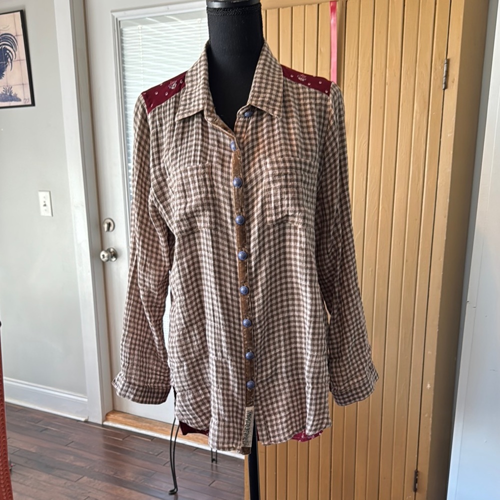 Arrata Button-Up Shirt with Red Accents